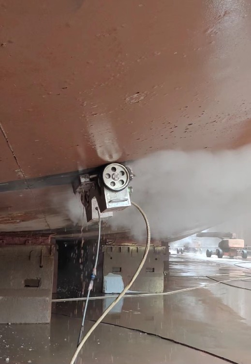 High-pressure water paint and rust removal robot for ships - Image 3
