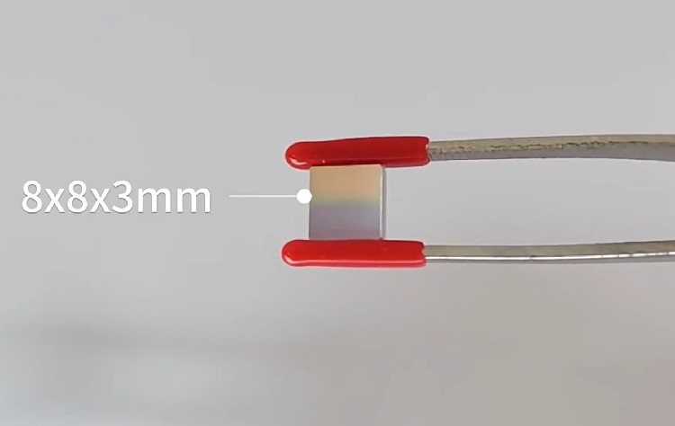 8x8mm 1800L/mm 250nm Optical Glass Plano Diffraction Grating - Image 3