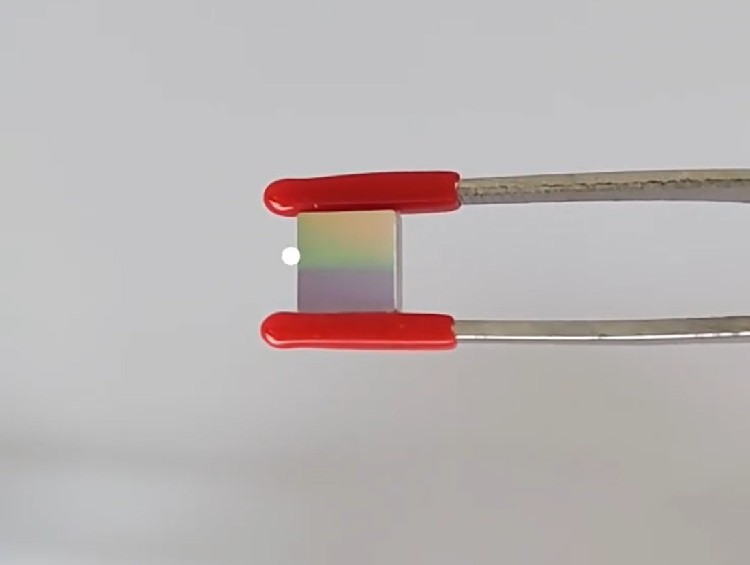 8x8mm 1800L/mm 250nm Optical Glass Plano Diffraction Grating - Image 4