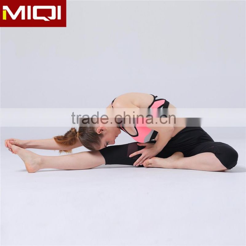 2016 fashionable fitness wear tight fitted women yoga pants mesh design yoga capri pants
